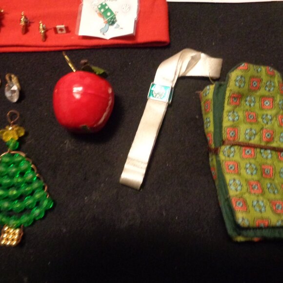 JUNK DRAWER CHRISTMAS DODADS LOOSE BEJEWELS DOLL SLEEPING BAG ETC. LOT - Picture 8 of 14